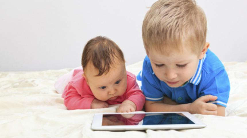 Tabletler &ccedil;ocuğun g&ouml;z&uuml;n&uuml; bozuyor mu?