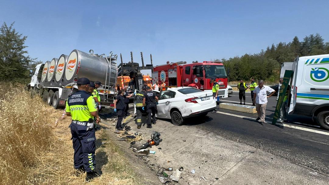 Tekirdağ da katliam gibi kaza! Süt kamyonu ile otomobil çarpıştı: 4 kişi hayatını kaybetti! 3
