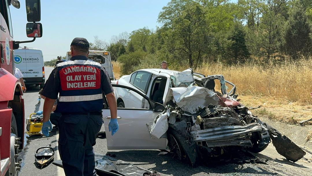 Tekirdağ da katliam gibi kaza! Süt kamyonu ile otomobil çarpıştı: 4 kişi hayatını kaybetti! 1