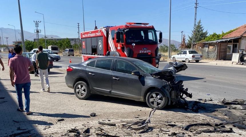 Malatya'da feci kaza! İki otomobil çarpıştı... 1 kişi hayatını kaybetti, 1 kişi yaralandı