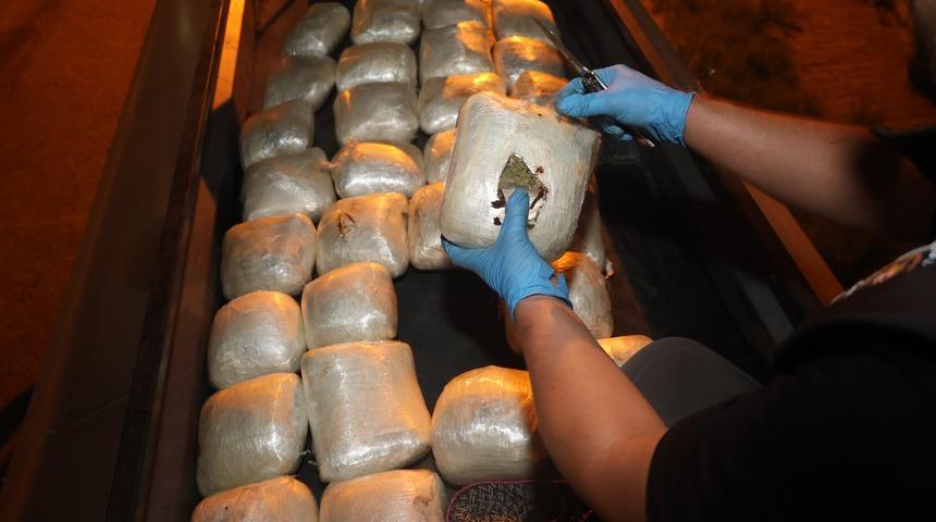 Mersin'de tırın yakıt tankerinde 21 kilogram esrar ele geçirildi