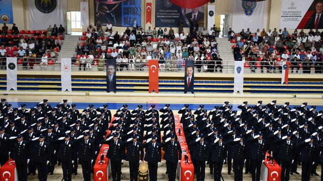 Bilecik'te POMEM'deki eğitimlerini tamamlayan polis adayları yemin etti
