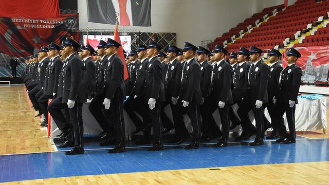 Karaman'da eğitimlerini tamamlayan 228 polis adayı mezun oldu
