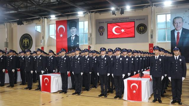 Adana'da eğitimlerini tamamlayan 323 polis adayı mezun oldu