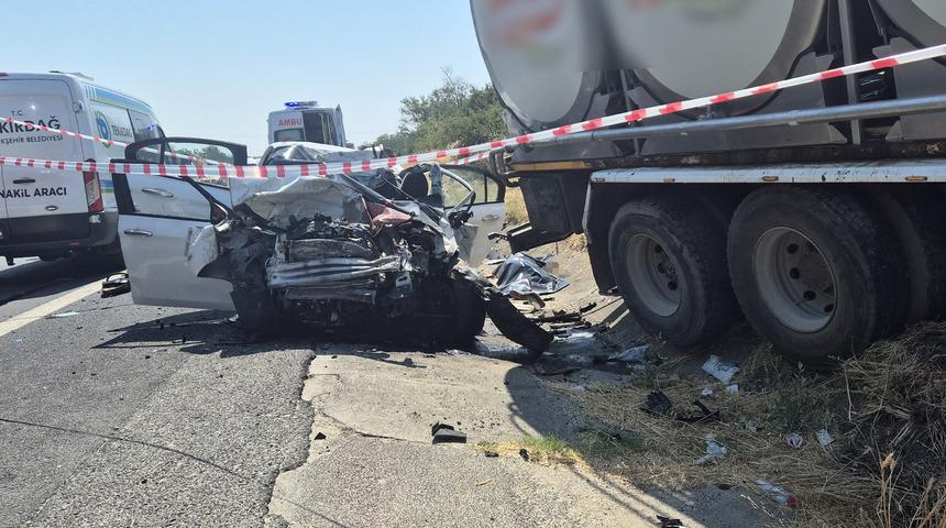 Tekirdağ'da kamyon ile otomobil çarpıştı! Feci kazada 4 kişi hayatını kaybetti