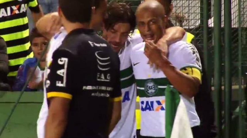 Alex'ten kaleciyi şaşkına çeviren frikik