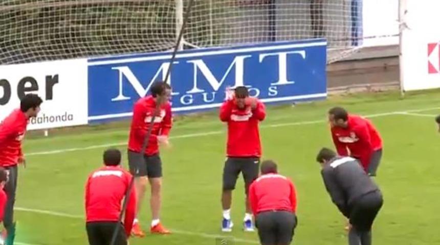 Arda Turan'dan &ccedil;ılgın dans