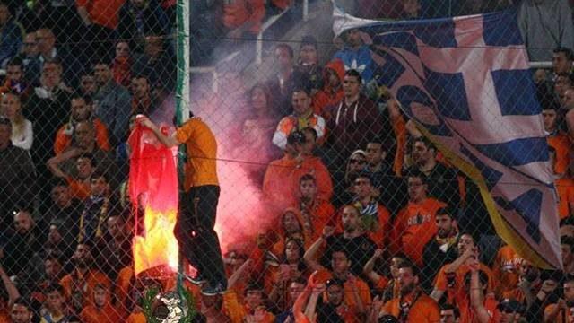 APOEL tribünleri Türk bayrağını yaktı