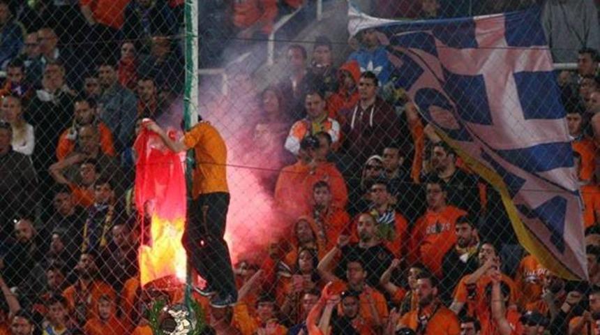 APOEL tribünleri Türk bayrağını yaktı