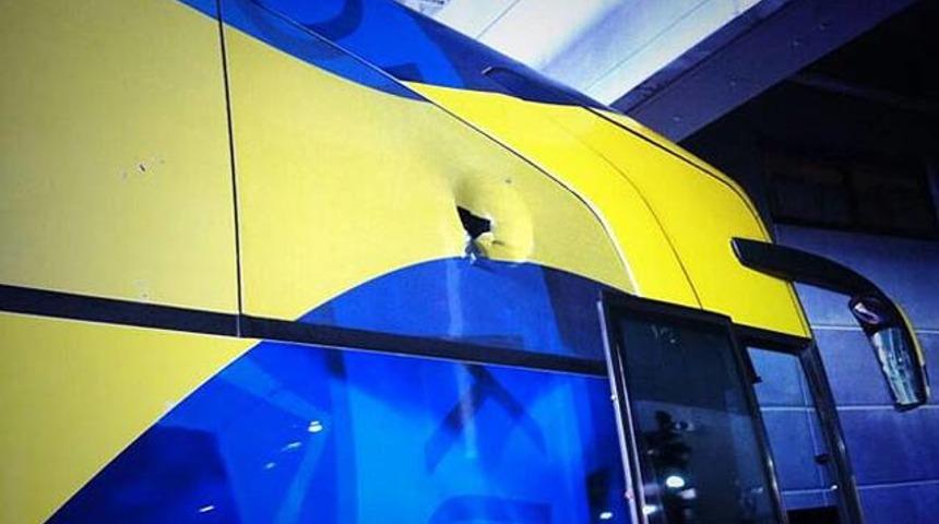 Fenerbah&ccedil;e otob&uuml;s&uuml;ne taşlı saldırı