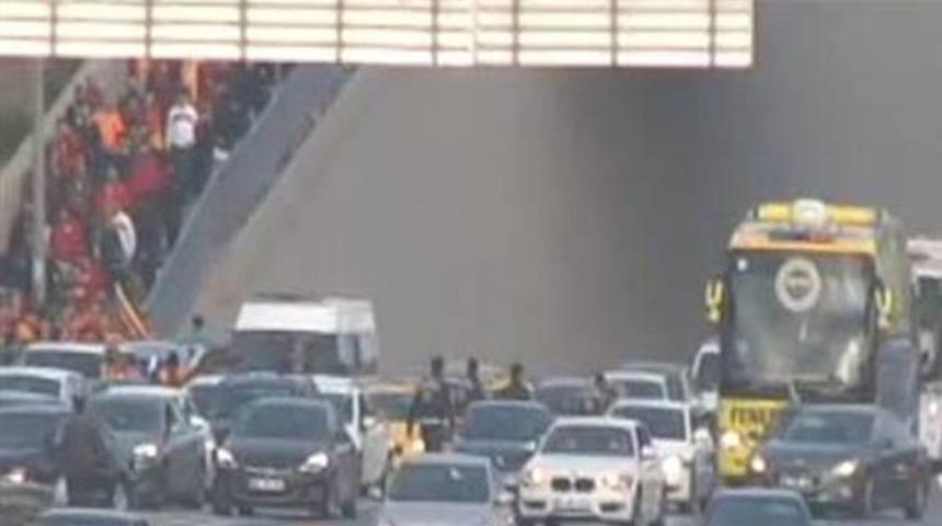 Taraftar polis bı&ccedil;akladı