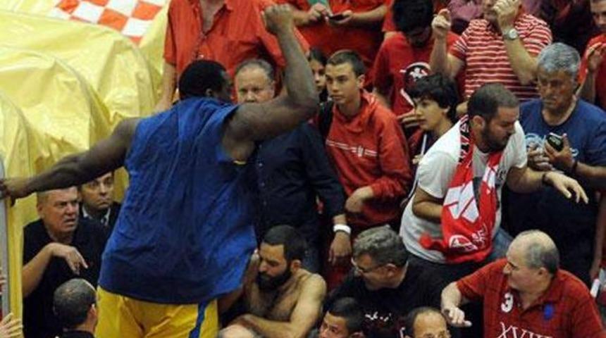 Sofo &ccedil;ıldırdı taraftara saldırdı