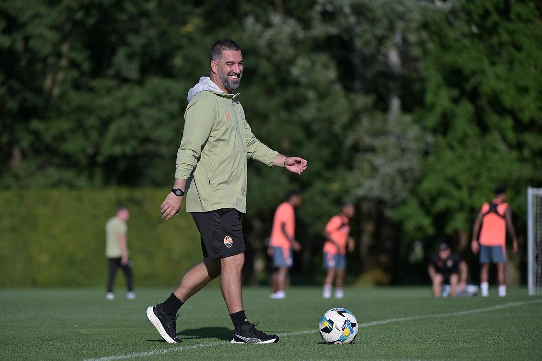 UEFA Avrupa Ligi nde Beşiktaş ın rakibi olan Shakhtar Donetsk in Teknik Direktörü Arda Turan dan çarpıcı açıklama: "Buna saygı duymazsak başımıza iş alırız!" 1