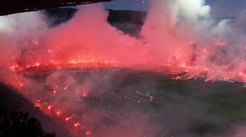 İnanılmaz anlar.. Trib&uuml;nler yangın yeri!