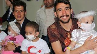 Fenerbahçeli futbolculardan çocuklara sürpriz ziyaret