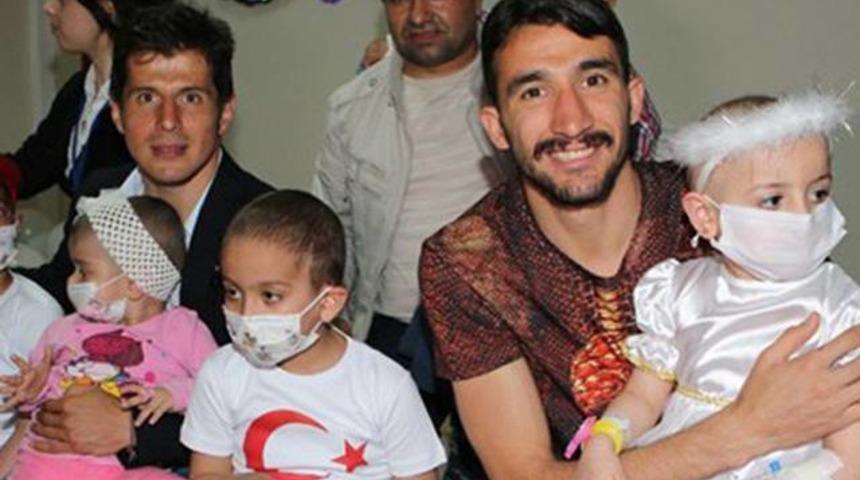 Fenerbahçeli futbolculardan çocuklara sürpriz ziyaret