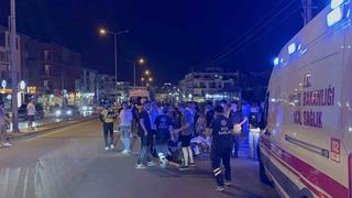 Ters şeritten U dönüşü yapan otomobil motosikletle çarpıştı: 2 yaralı