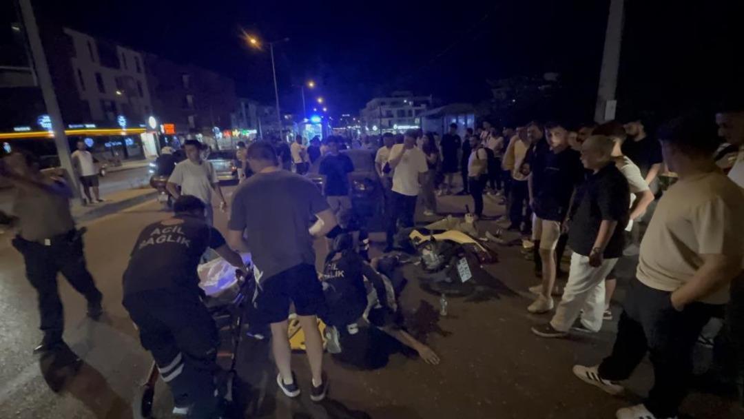 Ters şeritten U dönüşü yapan otomobil motosikletle çarpıştı: 2 yaralı 1