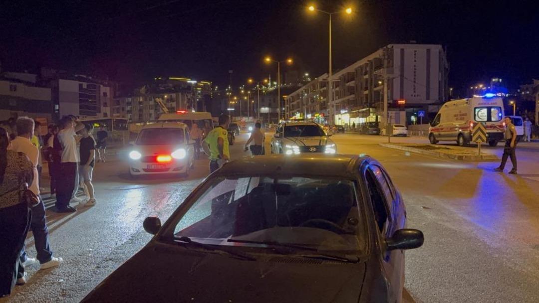 Ters şeritten U dönüşü yapan otomobil motosikletle çarpıştı: 2 yaralı 2
