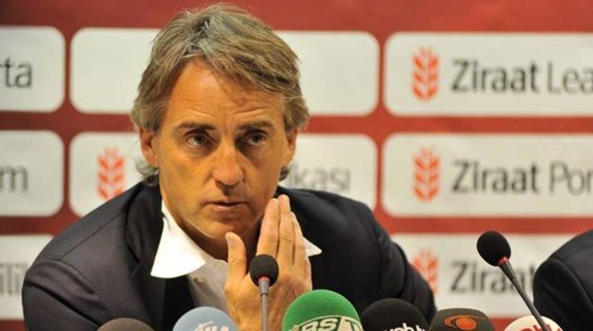 Sosyal medya Mancini ile &ccedil;alkalanıyor