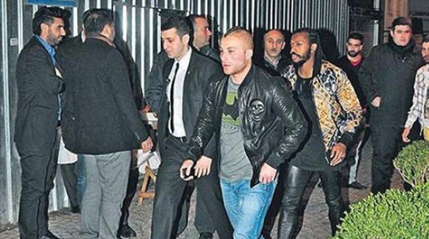 Reina'dan kovulup o mekana gitmişler!