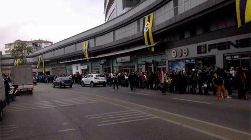 Ş&uuml;kr&uuml; Saracoğlu'nda bilet izdihamı!