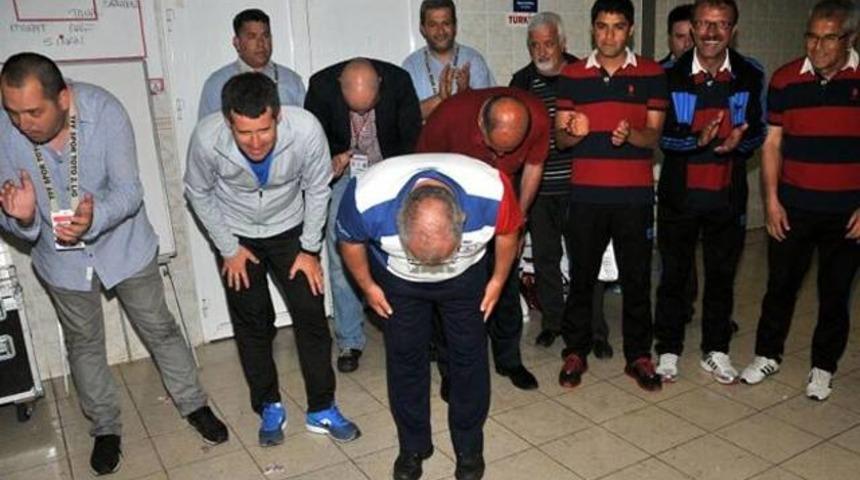 Oyuncuların &ouml;n&uuml;nde saygı ile eğildi