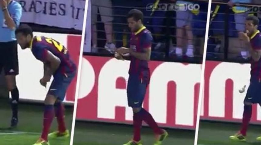 Dani Alves atılan muzu yedi!