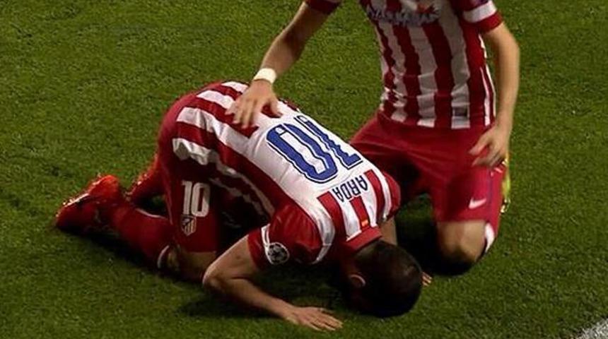 Arda gol&uuml;n&uuml; attı secdeye kapandı