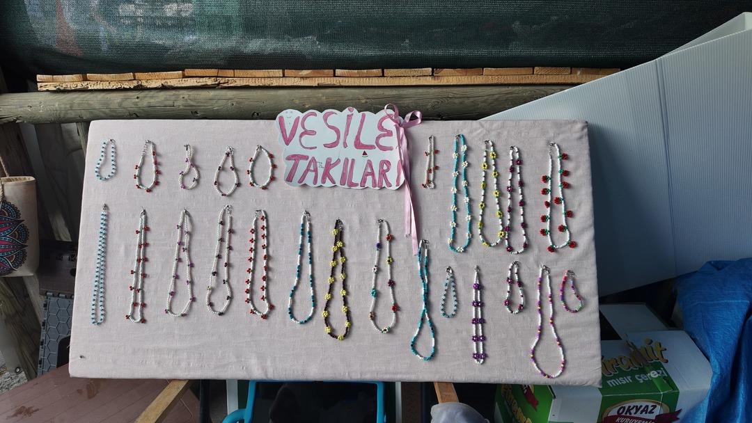 Festivalin en genç girişimcisi: 12 yaşındaki Vesile, annesinin desteğiyle kendi standını takı açtı 1