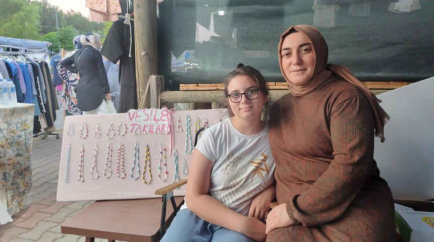 Festivalin en genç girişimcisi: 12 yaşındaki Vesile, annesinin desteğiyle kendi standını takı açtı