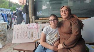 Festivalin en genç girişimcisi: 12 yaşındaki Vesile, annesinin desteğiyle kendi standını takı açtı