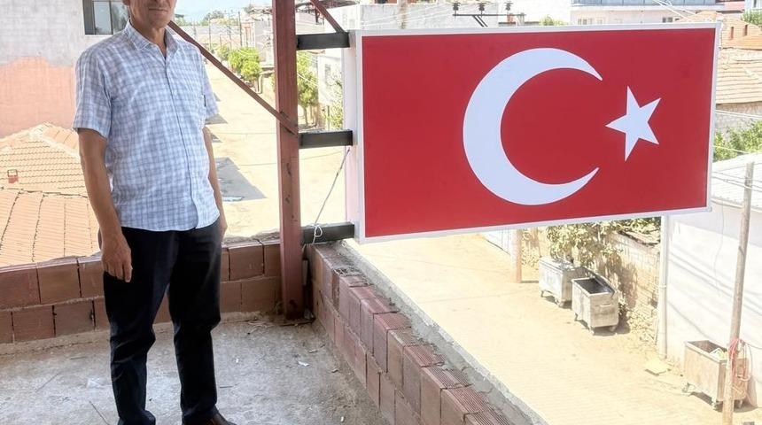 Seçimi kazanınca ilk maaşıyla Türk bayrağı yaptırdı