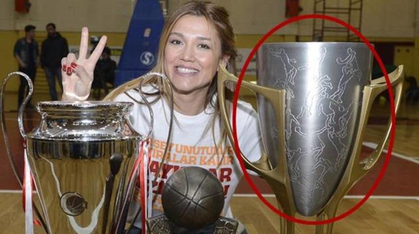 Kızlara erkek fig&uuml;rl&uuml; kupa!