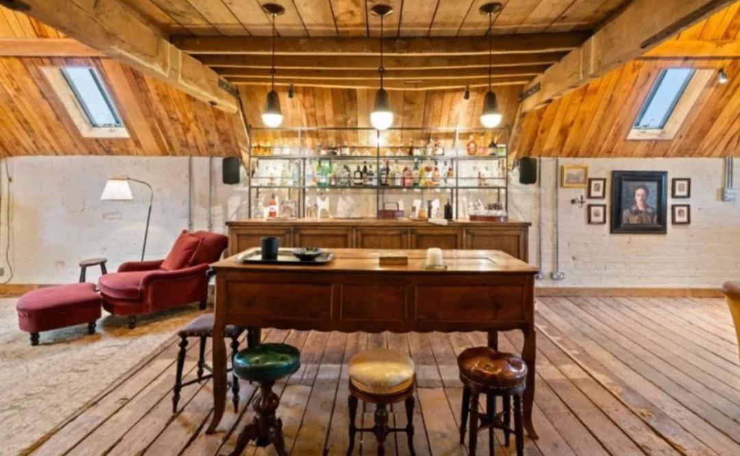 Bir senede dev kâr... Ünlü sunucu lüks evinin fiyatı dudak uçuklattı! 1