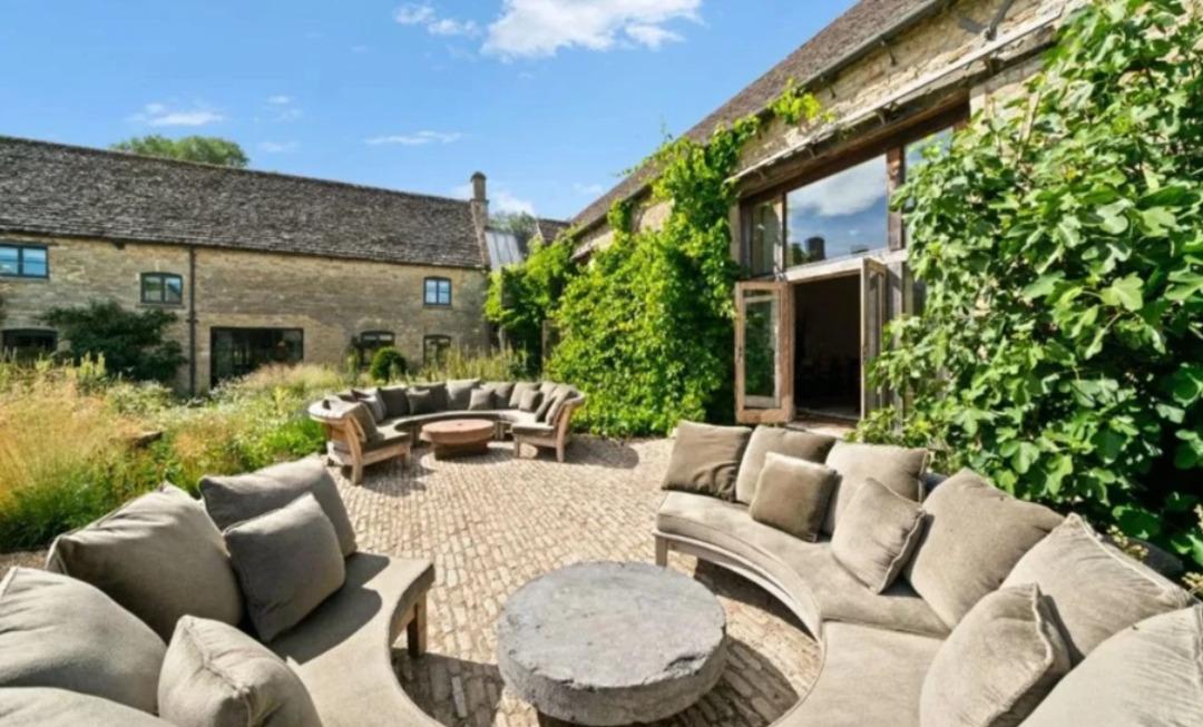 Bir senede dev kâr... Ünlü sunucu lüks evinin fiyatı dudak uçuklattı! 3