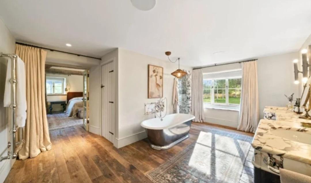 Bir senede dev kâr... Ünlü sunucu lüks evinin fiyatı dudak uçuklattı! 4