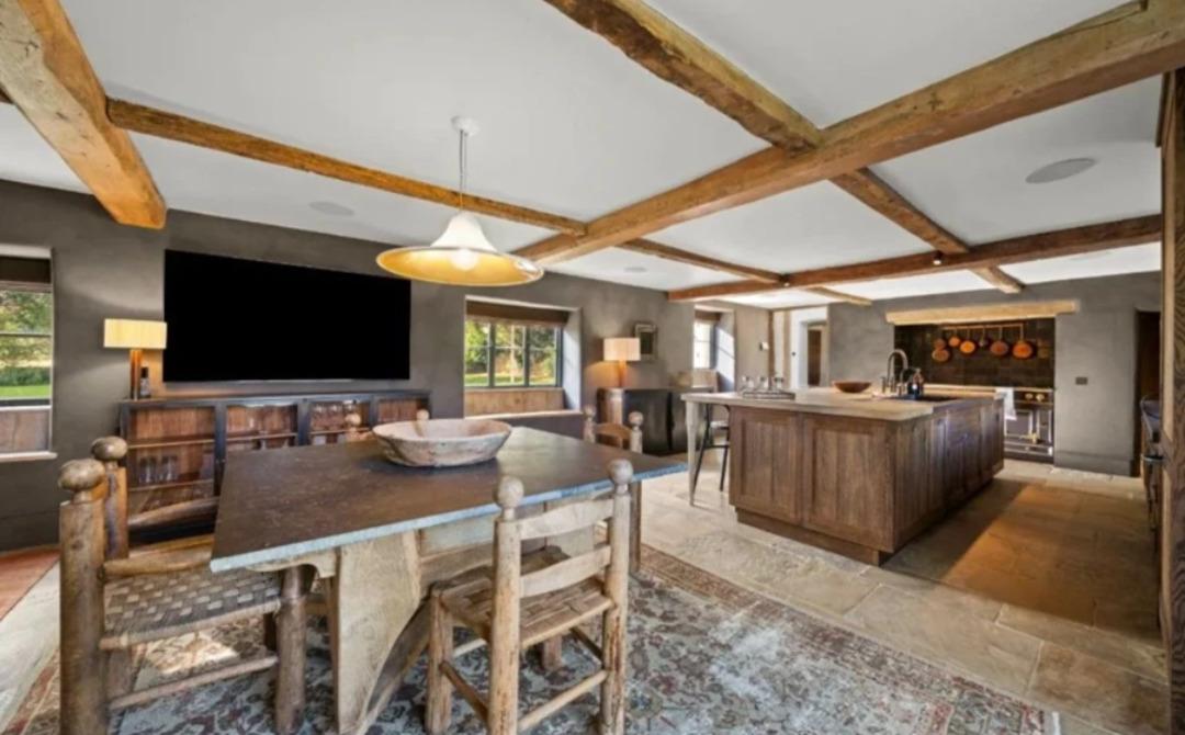 Bir senede dev kâr... Ünlü sunucu lüks evinin fiyatı dudak uçuklattı! 5