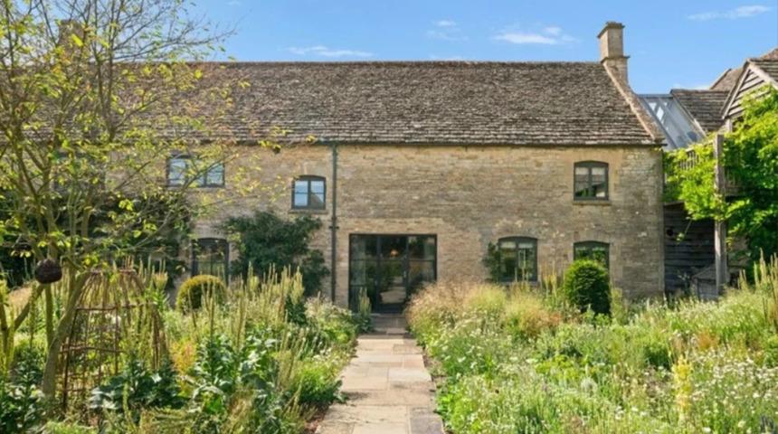 Bir senede dev kâr... Ünlü sunucu lüks evinin fiyatı dudak uçuklattı!