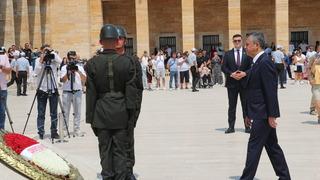 Özgür Özel'den Lozan Antlaşması'nın 102’nci yıl dönümünde Anıtkabir'e ziyaret