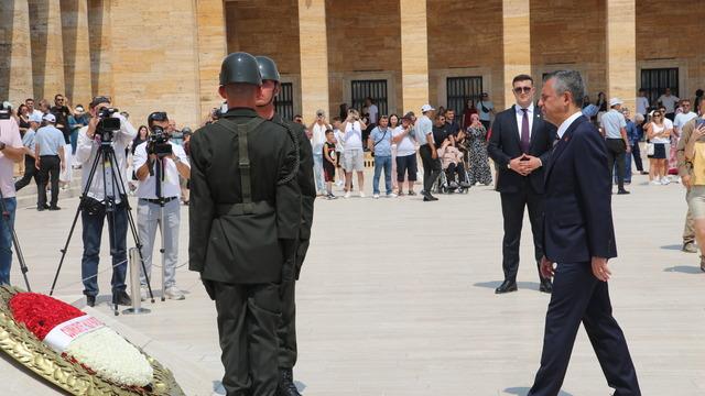 Özgür Özel'den Lozan Antlaşması'nın 102’nci yıl dönümünde Anıtkabir'e ziyaret