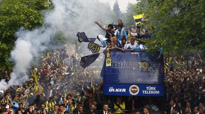 Fenerbah&ccedil;e konvoyunda kaza