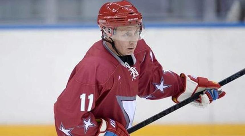 Putin buz hokeyinde h&uuml;nerlerini sergiledi