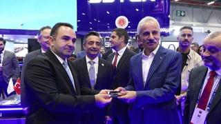 İstanbul- Bakan Uraloğlu 17'nci Uluslararası Savunma Sanayii Fuarı'nda stantları gezdi