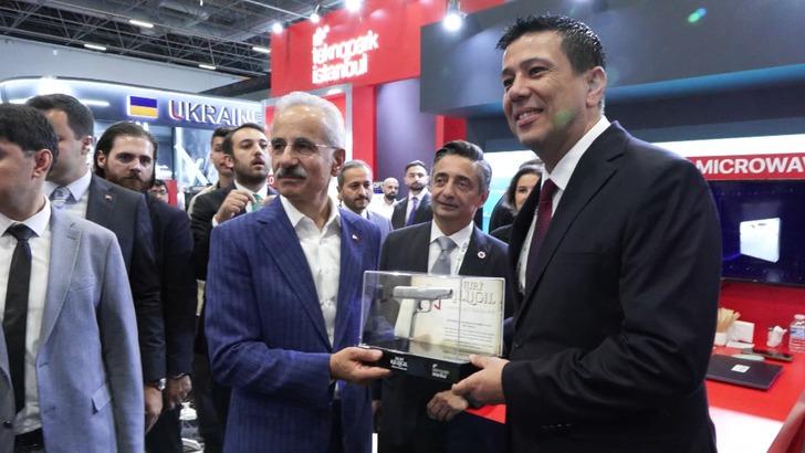 İstanbul- Bakan Uraloğlu 17'nci Uluslararası Savunma Sanayii Fuarı'nda stantları gezdi G3