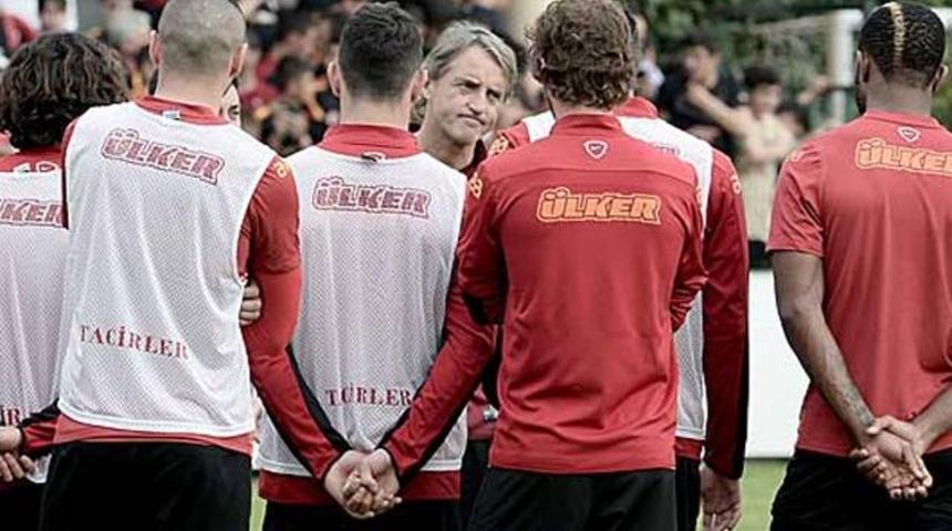 Galatasaraylı futbolcular Soma i&ccedil;in 5 milyon TL topladı