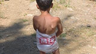 Mayo bulamadı, serinlemek için market poşetini mayo yapıp suya girdi