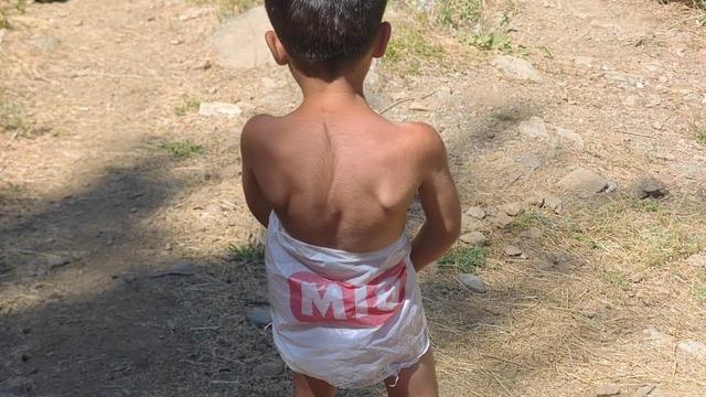 Mayo bulamadı, serinlemek için market poşetini mayo yapıp suya girdi