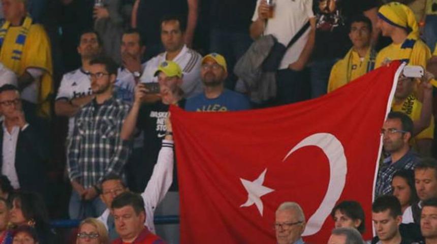 Tribünde Türk bayrağı açtılar