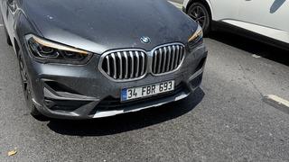 İBB'ye ait kamyonetten düşen çöp torbası 5 aracın kaza yapmasına neden oldu